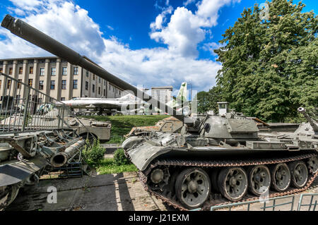 Sovietici T-55U mezzo principale battaglia serbatoio, una mostra presso il Museo dell'Esercito Polacco - Varsavia, Polonia Foto Stock