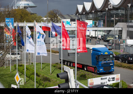 Hannover, Germania. 23 apr, 2017. Le bandiere sono sollevati al di fuori della Fiera di Hannover ("Hannover Messe") presso la fiera di Hannover, Germania, 23 aprile 2017. 6.500 espositori sono attesi in tutto il mondo più grande fiera industriale, la Hannover Messe. Questo anno il paese di partnership è la Polonia. Foto: Friso Gentsch/dpa/Alamy Live News Foto Stock