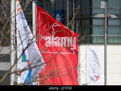 Hannover, Germania. 23 apr, 2017. Le bandiere sono sollevati al di fuori della Fiera di Hannover ("Hannover Messe") presso la fiera di Hannover, Germania, 23 aprile 2017. 6.500 espositori sono attesi in tutto il mondo più grande fiera industriale, la Hannover Messe. Questo anno il paese di partnership è la Polonia. Foto: Friso Gentsch/dpa/Alamy Live News Foto Stock