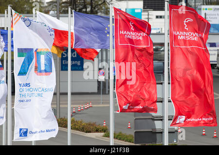 Hannover, Germania. 23 apr, 2017. Le bandiere sono sollevati al di fuori della Fiera di Hannover ("Hannover Messe") presso la fiera di Hannover, Germania, 23 aprile 2017. 6.500 espositori sono attesi in tutto il mondo più grande fiera industriale, la Hannover Messe. Questo anno il paese di partnership è la Polonia. Foto: Friso Gentsch/dpa/Alamy Live News Foto Stock