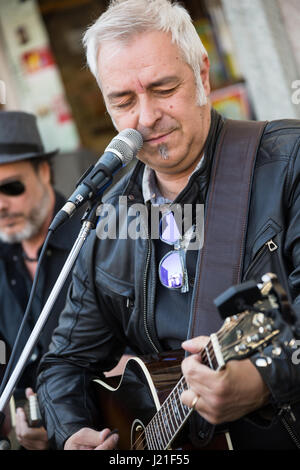 Gallarate Italia. Del 22 aprile 2017. Il cantante italiano-cantautore Davide Bernasconi noto sul palco come Davide van de Sfroos suona dal vivo sul palco durante il Record Store Day anteriore Caru' Dischi più famoso record store in Italia Credito: Rodolfo Sassano/Alamy Live News Foto Stock