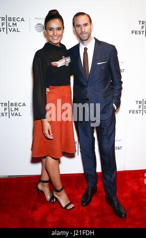 New York, NY, STATI UNITI D'AMERICA. Xxi Aprile, 2017. Maria Dolores Dieguez, Joseph Fiennes presso gli arrivi per la serva del racconto proiezione a 2017 Tribeca Film Festival, BMCC Tribeca Performing Arts Center di New York, NY Aprile 21, 2017. Credito: Giovanni Nacion/Everett raccolta/Alamy Live News Foto Stock