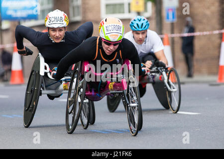 Londra, Regno Unito. 23 apr, 2017. Amanda McGrory (USA) e Manuela Schar (Svizzera) competere nel T53/T54 evento per sedia a rotelle racers con parziale del tronco e la funzione di gamba al 2017 denaro Virgin London Marathon. Manuela Schar ha vinto l'evento e Amanda McGrory terminato 2a. Credito: Mark Kerrison/Alamy Live News Foto Stock