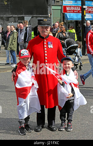 Manchester, Regno Unito. 23 Aprile, 2017. Un pensionato di Chelsea si presentò con due bambini drappeggiati in St George flag in Manchester, 23 Aprile, 2017 Credit: Barbara Cook/Alamy Live News Foto Stock