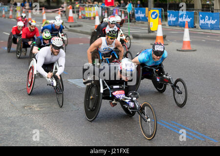 Londra, Regno Unito. 23 Aprile, 2017. David Weir vincitore della T53/T54 uomini vergine denaro maratona di Londra 2017, l'autostrada, Londra, Regno Unito. Il 23 aprile 2017. Credito: Simon Balson/Alamy Live News Foto Stock