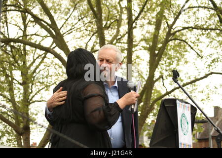 Londra, Regno Unito. 23 Aprile, 2017. Leader del partito laburista, Jeremy Corbyn è accolto in un evento "Haringey celebrazione della diversità" tenutasi in occasione del quarantesimo anniversario di una protesta che ha bloccato il Fronte nazionale marciando attraverso la zona. Roland Ravenhill/ Alamy Live News Foto Stock