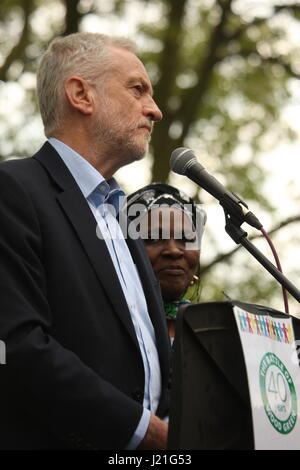 Londra, Regno Unito. 23 Aprile, 2017. Leader del partito laburista, Jeremy Corbyn parla di un evento "Haringey celebrazione della diversità" tenutasi in occasione del quarantesimo anniversario di una protesta che ha bloccato il Fronte nazionale marciando attraverso la zona. Roland Ravenhill/ Alamy Live News Foto Stock