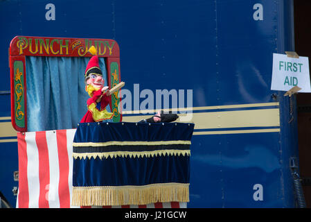 Punch e Judy uno spettacolo di burattini eseguita a una fiera di paese. Primo aiuto può essere richiesto. Foto Stock