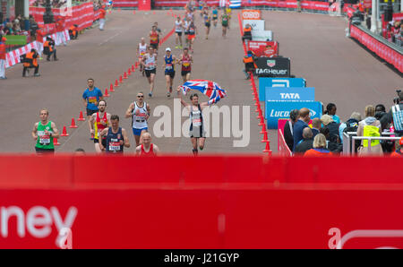 Il centro commerciale di Londra, Regno Unito. 23 Aprile, 2017. Il principe Harry assiste l'elite ATLETI premiazione per il 2017 Vergine denaro maratona di Londra come guide rapide nella massa event arriva al traguardo. Credito: Malcolm Park/Alamy Live News. Foto Stock