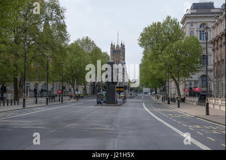 Whitehall, Londra, Regno Unito. 23 Aprile, 2017. Insolitamente tranquilla di Whitehall, chiusa al traffico per il 2017 denaro Virgin London Marathon. Credito: Malcolm Park/Alamy Live News. Foto Stock