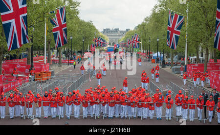 Il centro commerciale di Londra, Regno Unito. 23 Aprile, 2017. Aiutanti la linea fino a guardare arrivo degli atleti prima del 2017 denaro VIRGIN LONDON MARATHON evento di massa arriva. Credito: Malcolm Park/Alamy Live News. Foto Stock