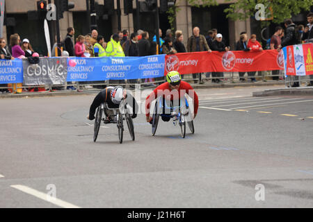 Londra, Regno Unito. 23 apr, 2017. maratona di Londra paraplegico sedia a rotelle. (Da sinistra a destra) brian siemann, american uomini elite e Daniel romanchuck, american uomini elite. Le foto scattate a mile 13 mark. Credito: Shane aurousseau/alamy live news Foto Stock