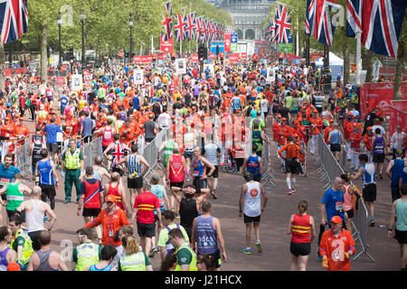 Londra, Regno Unito. 23 apr, 2017. Una massa di corridori al denaro VIRGIN LONDON MARATHON 2017 traguardo nel Centro Commerciale Credito: Keith Larby/Alamy Live News Foto Stock