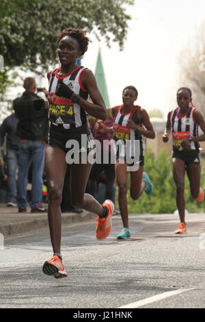 Londra, Regno Unito. 23 apr, 2017. Ritmo gara guide passato il 17 mile mark a Madchutte durante la trentasettesima maratona di Londra il 22 aprile 2017. Circa 40.000 sono attesi per avviare il 26.2 miglia eseguito da Greenwich a Westminster. Credito: David Mbiyu/Alamy Live News Foto Stock