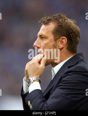 Gelsenkirchen (Germania). 23 apr, 2017. Schalke allenatore Markus Weinzierl reagisce durante la Bundesliga soccer match tra FC Schalke 04 e RB Leipzig alla Veltins Arena di Gelsenkirchen, Germania, 23 aprile 2017. (EMBARGO CONDIZIONI - ATTENZIONE: grazie all'accreditamento guidlines, il DFL consente solo la pubblicazione e utilizzazione di fino a 15 immagini per corrispondenza su internet e nei contenuti multimediali in linea durante la partita.) Foto: Ina Fassbender/dpa/Alamy Live News Foto Stock