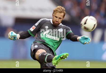 Gelsenkirchen (Germania). 23 apr, 2017. Schalke il portiere Ralf Faehrmann in azione durante la Bundesliga soccer match tra FC Schalke 04 e RB Leipzig alla Veltins Arena di Gelsenkirchen, Germania, 23 aprile 2017. (EMBARGO CONDIZIONI - ATTENZIONE: grazie all'accreditamento guidlines, il DFL consente solo la pubblicazione e utilizzazione di fino a 15 immagini per corrispondenza su internet e nei contenuti multimediali in linea durante la partita.) Foto: Ina Fassbender/dpa/Alamy Live News Foto Stock
