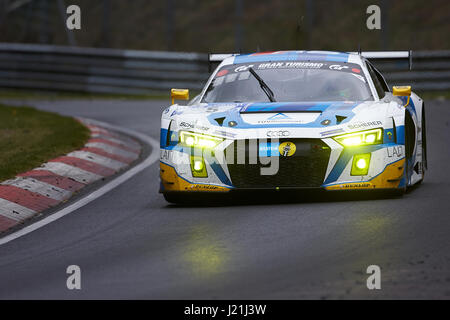 Nuerburg, Germania. 23 apr, 2017. L'Audi R8 LMS del Team Phoenix Racing in azione durante la gara di qualificazione per l'ADAC Zurigo 24 ore di corsa al Nurburgring race track in Nuerburg, Germania, 23 aprile 2017. Foto: Thomas Frey/dpa/Alamy Live News Foto Stock