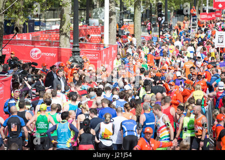 Londra, Regno Unito. 23 apr, 2017. Una massa di corridori al denaro VIRGIN LONDON MARATHON 2017 traguardo nel Centro Commerciale Credito: Keith Larby/Alamy Live News Foto Stock