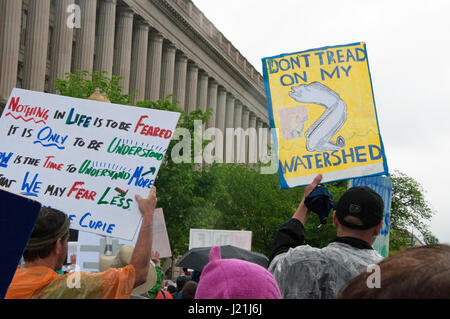 Washington DC, Stati Uniti d'America. Il 22 aprile, 2017. I manifestanti di partecipare nel mese di marzo per la scienza. Kirk Treakle/Alamy Live News Foto Stock