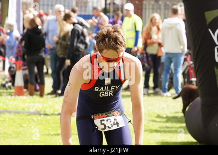 Chirk, Wrexham, Regno Unito. 23 Aprile, 2017. Matt Bailey competere nel XXII Triathlon annuale in Chirk organizzato dal Triathlon Wrecsam Club. Credito: David Pimborough/Alamy Live News. Foto Stock