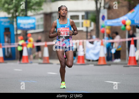 Londra, Regno Unito. 23 Aprile, 2017. Tigist tufo di Etiopia, che ha terminato ottavo nel femminile evento, vicino al giro di boa del 2017 denaro Virgin London Marathon in Shadwell. Credito: Mark Kerrison/Alamy Live News Foto Stock