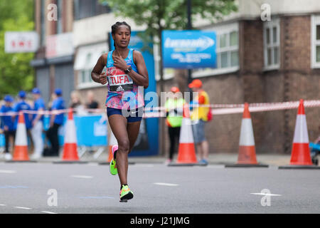 Londra, Regno Unito. 23 Aprile, 2017. Tigist tufo di Etiopia, che ha terminato ottavo nel femminile evento, vicino al giro di boa del 2017 denaro Virgin London Marathon in Shadwell. Credito: Mark Kerrison/Alamy Live News Foto Stock