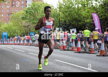 Londra, Regno Unito. 23 Aprile, 2017. Ghirmay Ghebreslassie di Eritrea, che ha finito sesto in uomini della manifestazione, corre attraverso Shadwell vicino al 22-Mile punto del 2017 denaro Virgin London Marathon. Credito: Mark Kerrison/Alamy Live News Foto Stock