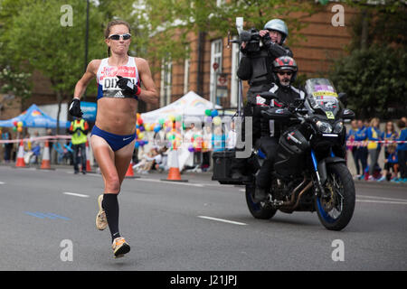 Londra, Regno Unito. 23 Aprile, 2017. Alyson Dixon della Gran Bretagna, che ha terminato quattordicesimo in donne del caso, corre attraverso Shadwell vicino al giro di boa del 2017 denaro Virgin London Marathon. Credito: Mark Kerrison/Alamy Live News Foto Stock