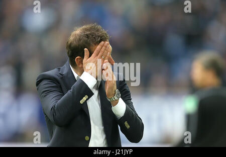 Gelsenkirchen (Germania). 23 apr, 2017. dpatop - Schalke allenatore Markus Weinzierl reagisce durante la Bundesliga soccer match tra FC Schalke 04 e RB Leipzig alla Veltins Arena di Gelsenkirchen, Germania, 23 aprile 2017. (EMBARGO CONDIZIONI - ATTENZIONE: grazie all'accreditamento guidlines, il DFL consente solo la pubblicazione e utilizzazione di fino a 15 immagini per corrispondenza su internet e nei contenuti multimediali in linea durante la partita.) Foto: Ina Fassbender/dpa/Alamy Live News Foto Stock