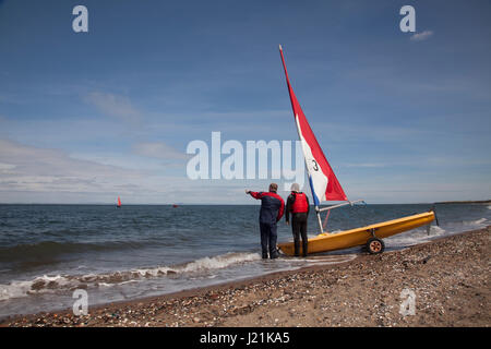 Edimburgo, Scozia, Regno Unito. 23 apr, 2017. Close up di barca a vela in spiaggia Musselbourgh, Edimburgo, Scozia UK Meteo 23 Aprile 2017: Nuvoloso vittoria di giornata soleggiata stride. Credito: Gabriela Antosova/Alamy Live News Foto Stock