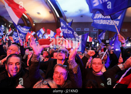 Henin-Beaumont, Francia. 23 apr, 2017. I sostenitori del candidato presidenziale per il Front National, Marine Le Pen, celebrare dopo il primo giro di Francia la elezione presidenziale, in Henin-Beaumont, Francia, 23 aprile 2017. Foto: Kay Nietfeld/dpa/Alamy Live News Foto Stock