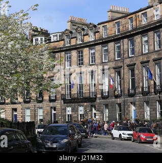 Edinburgh, Regno Unito. 23 aprile. Gli elettori coda davanti al Consolato Francese di Edimburgo di voto al primo turno delle elezioni presidenziali 23 aprile 2017. Edinburgh, Regno Unito. Credito: Stephen Finn/Alamy Live News Foto Stock