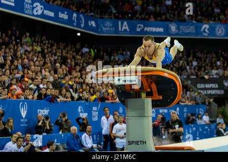 Cluj Napoca, Romania. 23 apr, 2017. Oleg Verniaiev (UKR) esegue su vault durante l'uomo apparato Finals presso la comunità di uomini e donne di Ginnastica Artistica campionati in Cluj Napoca, Romania. 23.04.2017 Foto: Catalin Soare/dpa/Alamy Live News Foto Stock