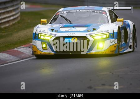 Nuerburg, Germania. 23 apr, 2017. L'Audi R8 LMS del Team Phoenix Racing - composta da Frank Stippler, Mike Rockenfeller, Nicolaj Moller Madsen e Dennis Busch - vittorie durante la gara di qualificazione per l'ADAC Zurigo 24 ore di corsa al Nurburgring race track in Nuerburg, Germania, 23 aprile 2017. Foto: Thomas Frey/dpa/Alamy Live News Foto Stock