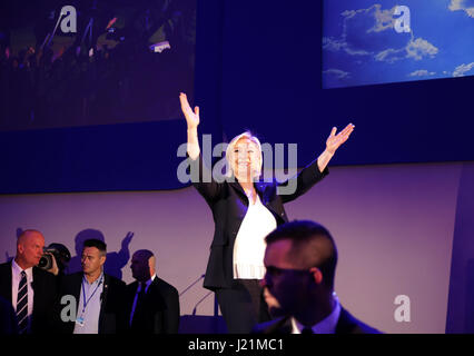 Henin-Beaumont, Francia. 23 apr, 2017. Il candidato presidenziale del Fronte nazionale, Marine Le Pen, riceve ovazioni dai suoi seguaci dopo il primo turno delle elezioni, in Henin-Beaumont, Francia, 23 aprile 2017. Foto: Kay Nietfeld/dpa/Alamy Live News Foto Stock