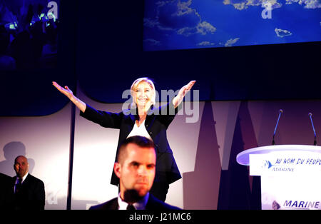 Henin-Beaumont, Francia. 23 apr, 2017. Il candidato presidenziale del Fronte nazionale, Marine Le Pen, riceve ovazioni dai suoi seguaci dopo il primo turno delle elezioni, in Henin-Beaumont, Francia, 23 aprile 2017. Foto: Kay Nietfeld/dpa/Alamy Live News Foto Stock