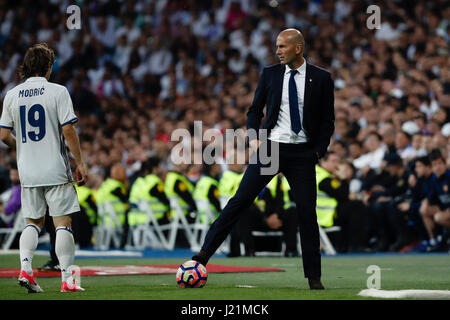 Madrid, Spagna. 23 Aprile, 2017. Luka Modric (19) del Real Madrid in player. Zinedine Zidane allenatore del Real Madrid La Liga tra Real Madrid vs FC Barcellona al Santiago Bernabeu Stadium in Madrid, Spagna, 23 aprile 2017 . Credito: Gtres Información más Comuniación on line,S.L./Alamy Live News Foto Stock