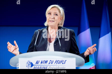 Henin-Beaumont, Francia. 23 apr, 2017. Il candidato presidenziale del Fronte nazionale, Marine Le Pen, affronta i suoi seguaci dopo il primo turno delle elezioni, in Henin-Beaumont, Francia, 23 aprile 2017. Foto: Kay Nietfeld/dpa/Alamy Live News Foto Stock