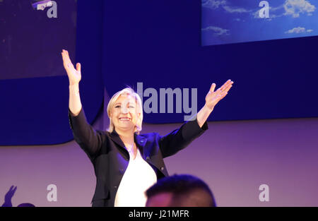 Henin-Beaumont, Francia. 23 apr, 2017. Il candidato presidenziale del Fronte nazionale, Marine Le Pen, riceve ovazioni dai suoi seguaci dopo il primo turno delle elezioni, in Henin-Beaumont, Francia, 23 aprile 2017. Foto: Kay Nietfeld/dpa/Alamy Live News Foto Stock