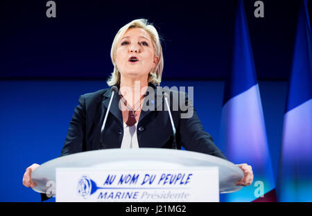 Henin-Beaumont, Francia. 23 apr, 2017. Il candidato presidenziale del Fronte nazionale, Marine Le Pen, affronta i suoi seguaci dopo il primo turno delle elezioni, in Henin-Beaumont, Francia, 23 aprile 2017. Foto: Kay Nietfeld/dpa/Alamy Live News Foto Stock