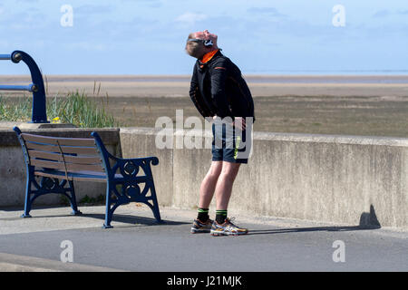 Southport, Merseyside, 23 aprile. Regno Unito Meteo. Per gli amanti del jogging & ciclisti pound il marciapiede come essi esercitano nel pomeriggio di sole lungo la passeggiata a Southport nel Merseyside. Credito: Cernan Elias/Alamy Live News Foto Stock