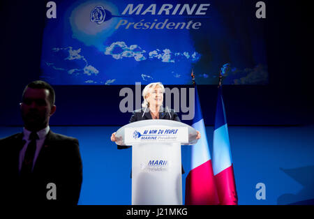 Henin-Beaumont, Francia. 23 apr, 2017. Il candidato presidenziale del Fronte nazionale, Marine Le Pen, affronta i suoi seguaci dopo il primo turno delle elezioni, in Henin-Beaumont, Francia, 23 aprile 2017. Foto: Kay Nietfeld/dpa/Alamy Live News Foto Stock