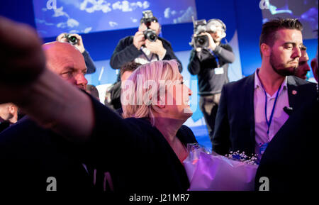 Henin-Beaumont, Francia. 23 apr, 2017. Il candidato presidenziale del Fronte nazionale, Marine Le Pen, riceve ovazioni dai suoi seguaci dopo il primo turno delle elezioni, in Henin-Beaumont, Francia, 23 aprile 2017. Foto: Kay Nietfeld/dpa/Alamy Live News Foto Stock