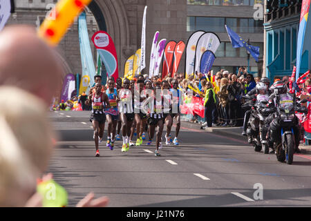 Londra, Regno Unito. 23 Aprile, 2017. Maratona di Londra 2017. Oggi si calcola che circa 50.000 corridori hanno fatto per le strade della capitale a prendere parte alla trentasettesima maratona di Londra. La 26.2 miglia race inizia da Blackheath passando attraverso molte di Londra iconici punti di riferimento compreso (nella foto) Il London Tower Bridge e la finitura sul Mall. Foto Stock