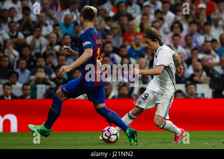 Ivan Rakitic (4) FC Barcellona il giocatore. Luka Modric (19) del Real Madrid in player.La Liga tra Real Madrid vs FC Barcellona al Santiago Bernabeu Stadium in Madrid, Spagna, 23 aprile 2017 . Foto Stock