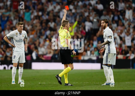 Sergio Ramos Garcia (4) del Real Madrid in giocatore riceve un Cartellino rosso La Liga tra Real Madrid vs FC Barcellona al Santiago Bernabeu Stadium in Madrid, Spagna, 23 aprile 2017 . Foto Stock