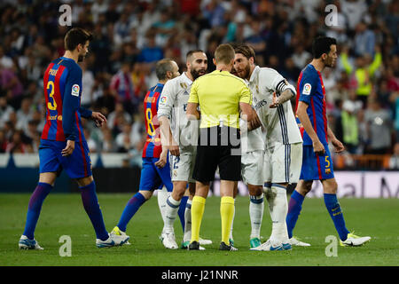 Sergio Ramos Garcia (4) del Real Madrid in giocatore riceve un Cartellino rosso La Liga tra Real Madrid vs FC Barcellona al Santiago Bernabeu Stadium in Madrid, Spagna, 23 aprile 2017 . Foto Stock