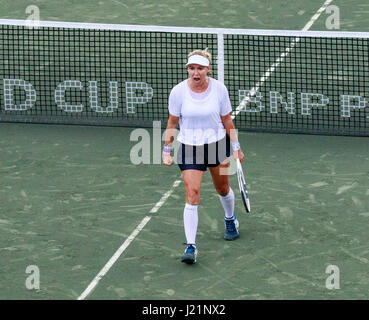 Aprile 23, 2017 - Wesley Chapel, Florida, STATI UNITI D'AMERICA-Bethanie Mattek-Sands festeggia dopo aver vinto il loro match raddoppia con il suo partner CoCo Vandeweghe contro Kristyna Pliskova e Katerina Siniakova in Fed Cup World Group semifinale tra la Repubblica ceca e gli Stati Uniti a Saddlebrook Resort. Del Mecum/CSM Foto Stock