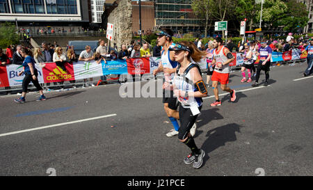 Londra, Regno Unito. 23 Aprile, 2017. I corridori nella maratona di Londra in aprile, 23, 2017. La maratona di Londra è prossima a New York, Berlino, Chicago e Boston al Mondo Marathon Majors. Credito: SUNG KUK KIM/Alamy Live News Foto Stock