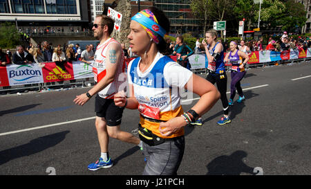 Londra, Regno Unito. 23 Aprile, 2017. I corridori nella maratona di Londra in aprile, 23, 2017. La maratona di Londra è prossima a New York, Berlino, Chicago e Boston al Mondo Marathon Majors. Credito: SUNG KUK KIM/Alamy Live News Foto Stock